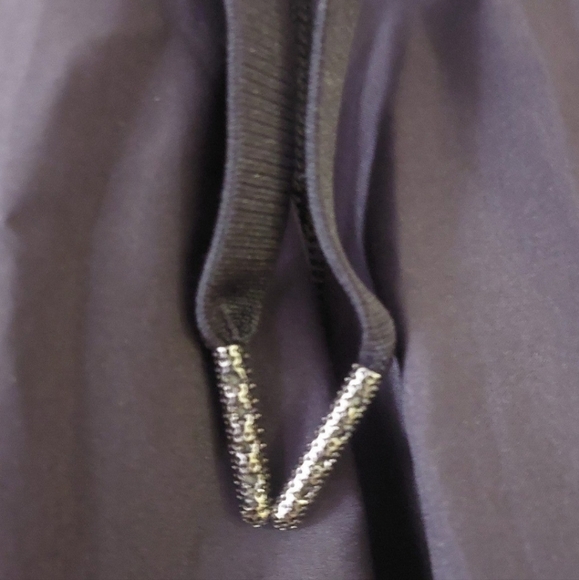 LULULEMON HOT TO STREET SHORTS Size 6 - Picture 7 of 14